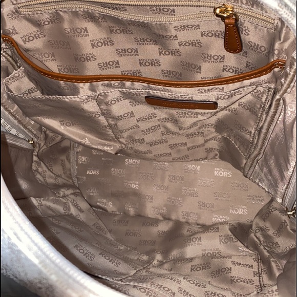 Vanilla Michael’s Kors backpack/purse/wallet set - Picture 10 of 10